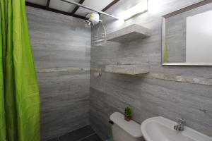 Apartamento Amueblado Tipo Loft en Las Uvas - Incluye TV Cable, Internet, Parqueo y Agua
